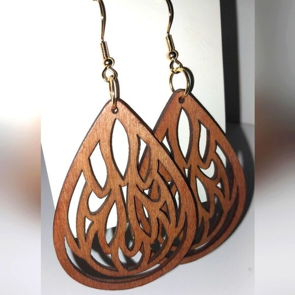 Gorgeous hollow wooden earrings - Picture 6 of 6
